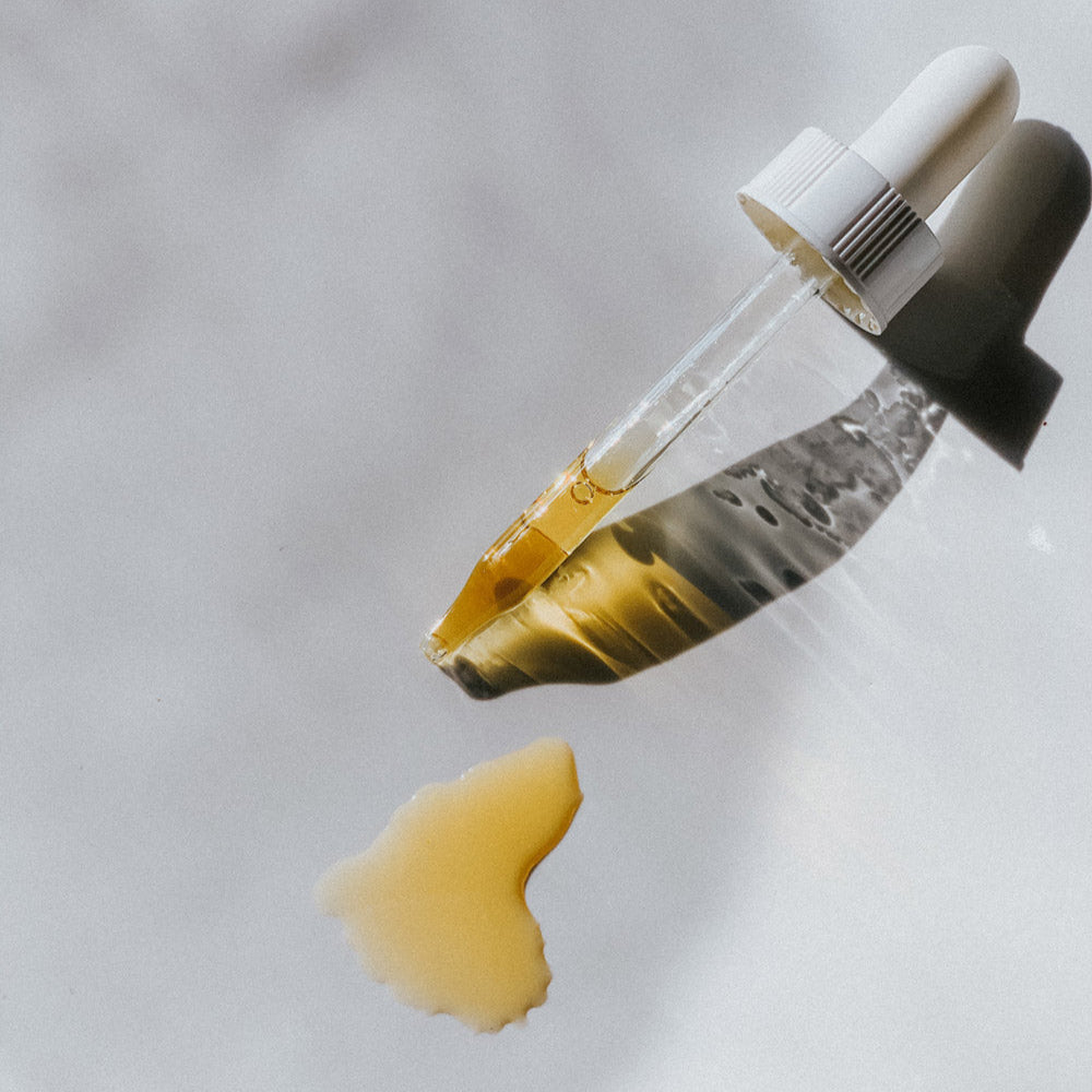 Usage instructions recommending 1–3 drops of Antioxidant Serum massaged into damp, cleansed skin morning or night, alone or under moisturizer or makeup, for revitalized and even-toned complexion.